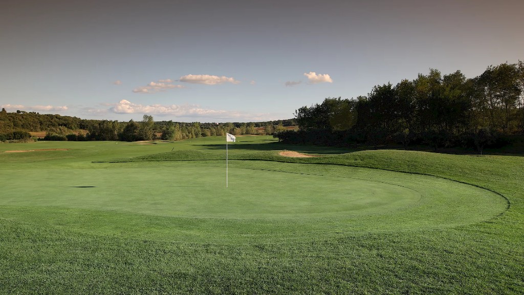 Golf zelena površina s fairwayem i bunkerom na Golf Adriaticu